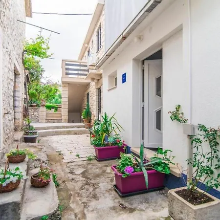 Ina Daire Povlja (Brac)